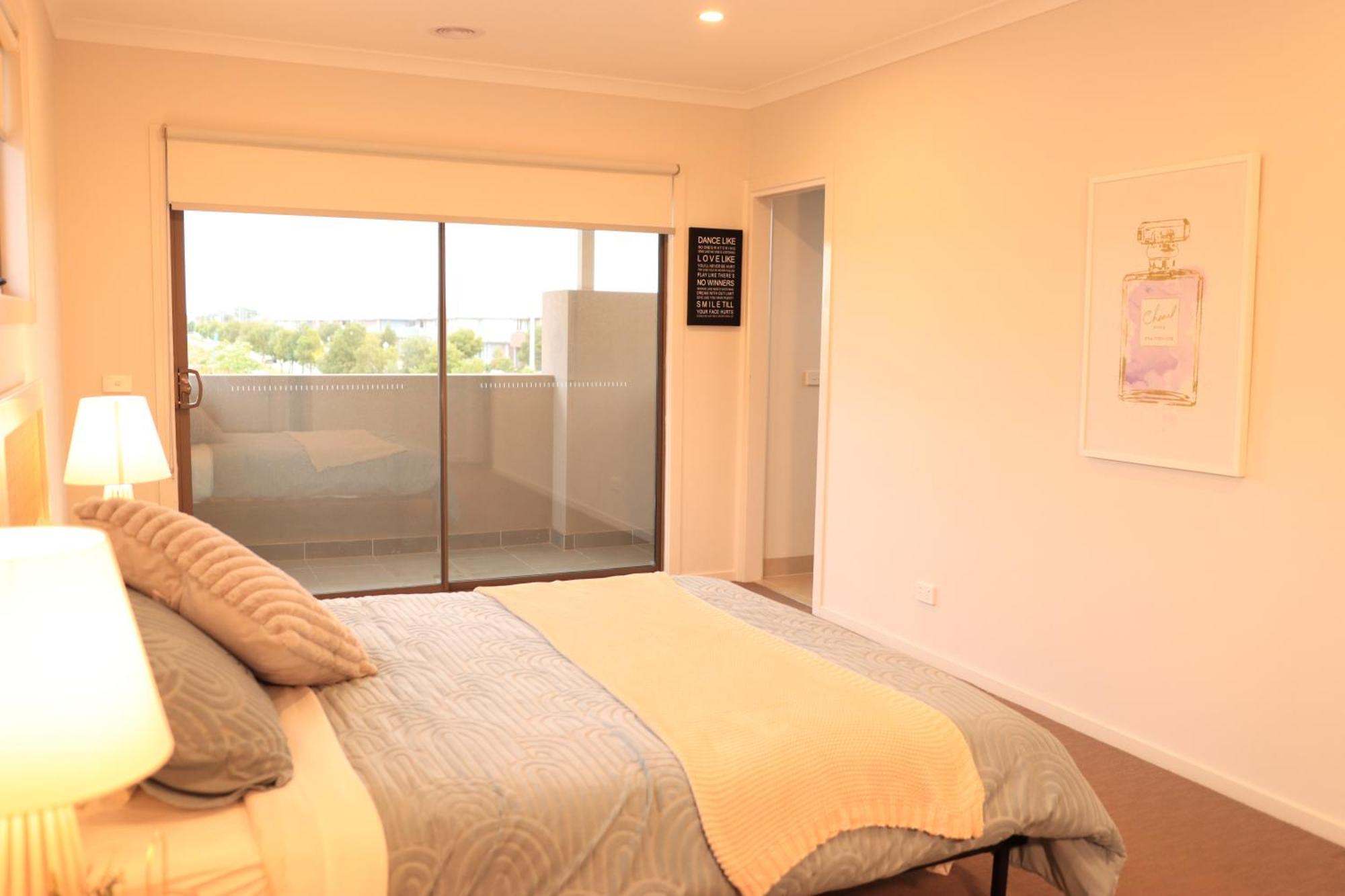 Melbourne Holiday House For 15 Peoples In Sanctuary Lake Point Cook Eksteriør bilde