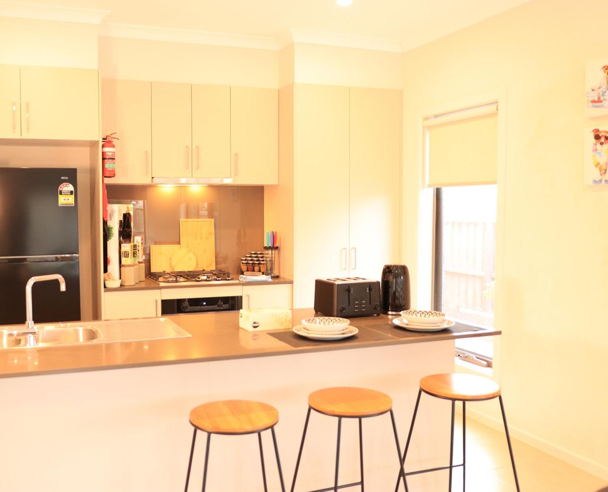 Melbourne Holiday House For 15 Peoples In Sanctuary Lake Point Cook Eksteriør bilde